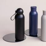 Botella térmica de acero monocromática con tapón redondo con asa 500ml color negro cuarta vista