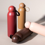 Botella térmica de acero monocromática con tapón redondo con asa 500ml color rojo oscuro quinta vista