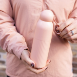 Botella térmica de acero monocromática con tapón redondo con asa 500ml color rosa pastel cuarta vista