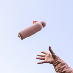 Botella térmica de acero monocromática con tapón redondo con asa 500ml color rosa pastel quinta vista