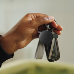 Localizador de objetos con llavero compatible con Apple y Android color negro cuarta vista