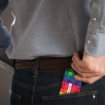 Tarjeta USB hecha a medida con forma ultradelgada hecha en Europa color blanco vista bodegón