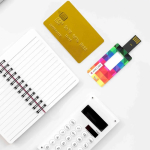 Memoria USB hecha a medida formato Mini Card hecha en Europa color blanco vista bodegón