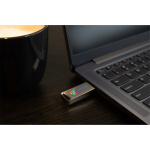 USB hecho a medida de metal con tapón de cierre y fabricado en Europa color plateado vista bodegón