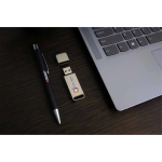 USB hecho a medida de metal con tapón de cierre y fabricado en Europa color plateado vista bodegón