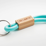 Lanyard tubular hecho a medida de poliéster con detalle de bambú quinta vista