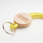 Lanyard tubular hecho a medida poliéster con detalle circular de bambú color amarillo quinta vista