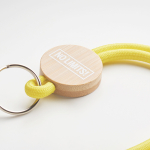 Lanyard tubular hecho a medida poliéster con detalle circular de bambú color amarillo quinta vista