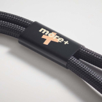 Muñequera para cargar el móvil hecha a medida con cargador tipo C color negro quinta vista