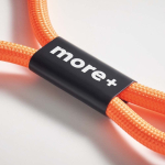 Muñequera para cargar el móvil hecha a medida con cargador tipo C color naranja quinta vista