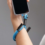 Muñequera para cargar el móvil hecha a medida con cargador tipo C color azul cian quinta vista