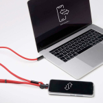 Lanyard ajustable para el móvil con cargador tipo C hecho a medida color rojo