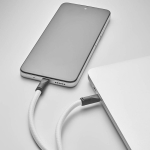 Lanyard ajustable para el móvil con cargador tipo C hecho a medida color blanco