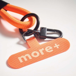 Lanyard para el móvil hecho a medida de correa corta y cargador tipo C color naranja quinta vista