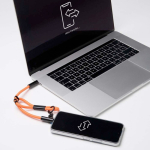 Lanyard para el móvil hecho a medida de correa corta y cargador tipo C color naranja