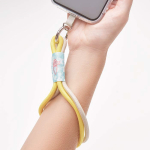 Doble cordones para el móvil hecho a medida con parche personalizable color amarillo