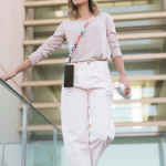 Lanyard para el smartphone hecho a medida con parche cuelgamóvil color blanco