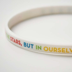 Pulsera fina hecha a medida silicona para eventos 100% personalizable color blanco quinta vista