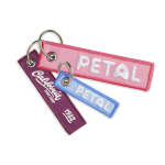Etiqueta de poliéster bordada hecha a medida con anilla para llavero color fucsia octava vista