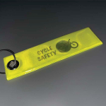 Llavero de seguridad rectangular hecho a medida de lámina reflectante color amarillo fluorescente