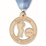 Medalla personalizable de madera hecha a medida con cinta cosida en V color blanco quinta vista