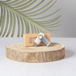 Memoria USB de caña de trigo con clip de metal giratorio color gris claro vista de ambiente