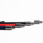 Bolígrafo de aluminio y acabado gomoso con spinner y tinta azul vista de ambiente