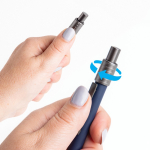 Bolígrafo de aluminio y acabado gomoso con spinner y tinta azul vista 1