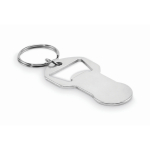 Llavero abrebotellas de aluminio reciclado con ficha carro color plateado