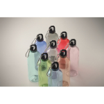 Botella translúcida de RPET con tapón y mosquetón 500 ml color azul claro transparente vista fotografía quinta vista