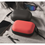 Botiquín de primeros auxilios en estuche rígido de plástico color rojo vista bodegón