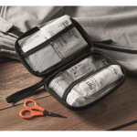 Botiquín de primeros auxilios en estuche rígido de plástico color rojo segunda vista bodegón