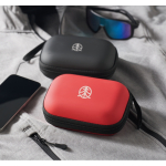 Botiquín de primeros auxilios en estuche rígido de plástico color rojo vista bodegón principal