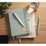 Libreta con cubierta de poliéster RPET y 192 páginas A5 color azul claro vista bodegón