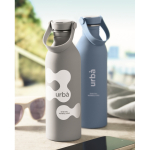 Botella de acero inoxidable con acabado de caucho 500 ml color gris vista bodegón principal