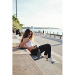 Botella de acero inoxidable con acabado de caucho 500 ml color negro mate vista bodegón