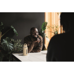 Botella de vidrio borosilicato con funda silicona 600 ml color beige segunda vista bodegón