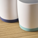 Taza cerámica blanca mate con base de silicona a color 300ml color turquesa segunda vista bodegón