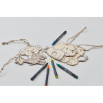 Set de pintura infantil con colgadores de madera y lápices color blanco vista fotografía tercera vista