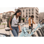 Mochila roll top RPET para portátil con bolsillo lateral elástico 15'' color verde militar segunda vista bodegón