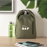 Mochila roll top RPET para portátil con bolsillo lateral elástico 15'' color verde militar vista bodegón principal