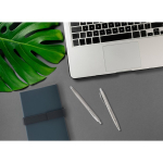 Bolígrafo brillante de acero inoxidable reciclado con tinta azul vista bodegón