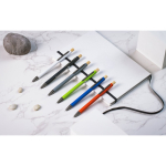 Bolígrafo aluminio reciclado con acabado de goma tinta azul vista bodegón