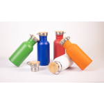 Botella de acero inoxidable con tapa de bambú con asa 580ml vista bodegón