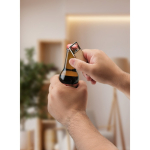 Llavero rectangular de zinc y bambú con descapsulador integrado vista bodegón