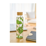 Botella de vidrio glaseado en colores con tapa rosca bambú 500ml cuarta vista