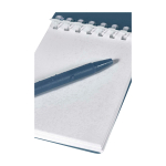 Libreta mini con borde en espiral y bolígrafo de tinta negra color azul marino vista detalle 2