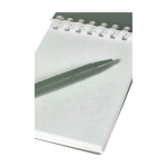 Libreta mini con borde en espiral y bolígrafo de tinta negra color verde jaspeado vista detalle 2