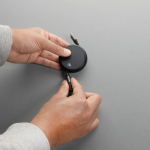 Cable retráctil de aluminio reciclado 2 en 1 de carga y datos 240W color negro vista de ambiente 3