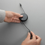 Cable retráctil de aluminio reciclado 2 en 1 de carga y datos 240W color negro vista de ambiente 4